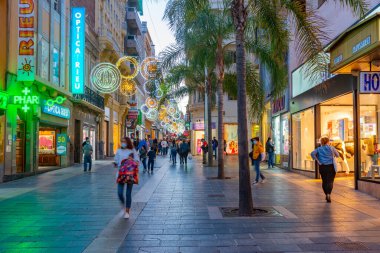 Santa Cruz, İspanya, 7 Ocak 2021: Santa Cruz, Tenerife, Kanarya Adaları 'ndaki merkez caddenin gece manzarası.