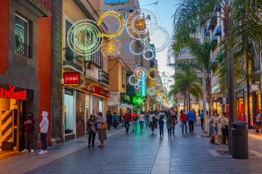 Santa Cruz, İspanya, 7 Ocak 2021: Santa Cruz, Tenerife, Kanarya Adaları 'ndaki merkez caddenin gece manzarası.