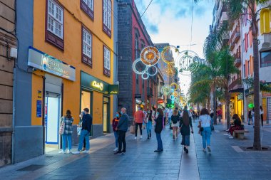 Santa Cruz, İspanya, 7 Ocak 2021: Santa Cruz, Tenerife, Kanarya Adaları 'ndaki merkez caddenin gece manzarası.
