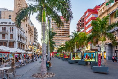 Santa Cruz, İspanya, 7 Ocak 2021: Santa Cruz, Tenerife, İspanya, İspanya 'daki eski kentteki Plaza de la Candelaria.