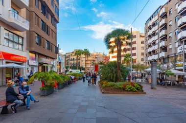Santa Cruz, İspanya, 7 Ocak 2021: Santa Cruz, Tenerife, Kanarya Adaları, İspanya 'daki merkez cadde manzarası.