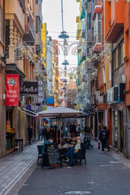 Santa Cruz, İspanya, 7 Ocak 2021: Santa Cruz, Tenerife, Kanarya Adaları, İspanya 'daki merkez cadde manzarası.