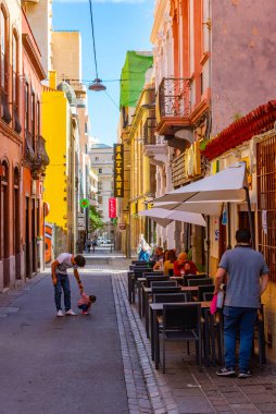 Santa Cruz, İspanya, 7 Ocak 2021: Santa Cruz, Tenerife, Kanarya Adaları, İspanya 'daki merkez cadde manzarası.