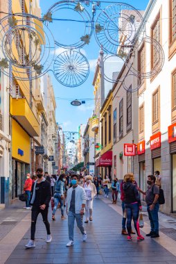 Santa Cruz, İspanya, 7 Ocak 2021: Santa Cruz, Tenerife, Kanarya Adaları, İspanya 'daki merkez cadde manzarası.