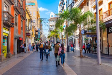 Santa Cruz, İspanya, 7 Ocak 2021: Santa Cruz, Tenerife, Kanarya Adaları, İspanya 'daki merkez cadde manzarası.