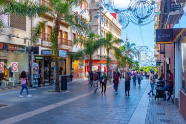 Santa Cruz, İspanya, 7 Ocak 2021: Santa Cruz, Tenerife, Kanarya Adaları, İspanya 'daki merkez cadde manzarası.