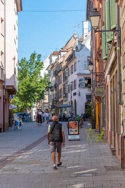 Strasburg Francja Września 2020 Ludzie Przechadzają Się Dzielnicy Petite France — Zdjęcie stockowe
