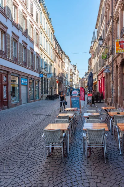 Strasburg Francja Września 2020 Ludzie Przechadzają Się Wąską Uliczką Starym — Zdjęcie stockowe