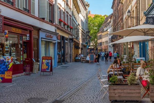 Strasburg Francja Września 2020 Ludzie Przechadzają Się Wąską Uliczką Starym — Zdjęcie stockowe