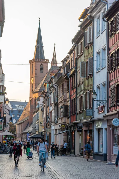 Strasbourg Frankrike September 2020 Människor Promenerar Genom Smal Gata Den — Stockfoto