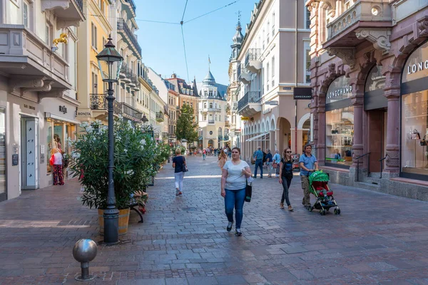 Baden Baden, 22 Eylül 2020: Almanya 'nın Baden Baden kasabasında insanlar geziniyor