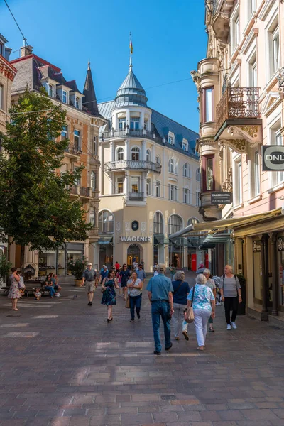 Baden Baden, 22 Eylül 2020: Almanya 'nın Baden Baden kasabasında insanlar geziniyor