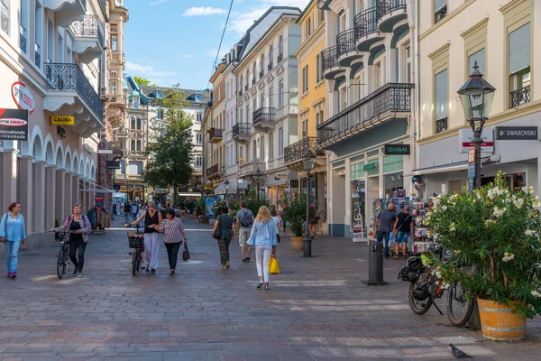 Baden Baden Września 2020 Ludzie Przechadzają Się Starym Mieście Baden — Zdjęcie stockowe