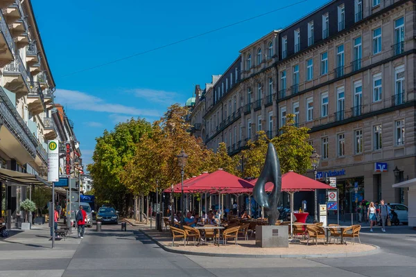Baden Baden, 22 Eylül 2020: Almanya 'nın Baden Baden kasabasında insanlar geziniyor