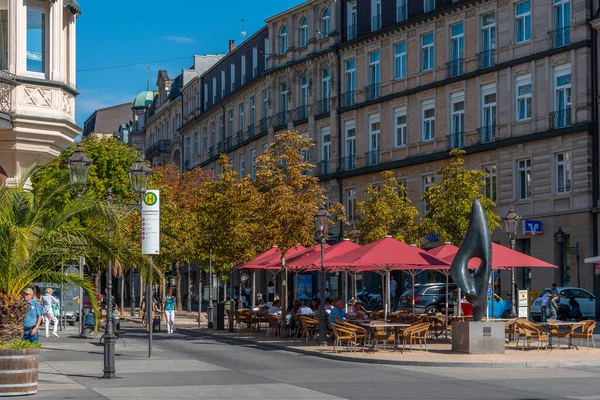 Baden Baden, 22 Eylül 2020: Almanya 'nın Baden Baden kasabasında insanlar geziniyor