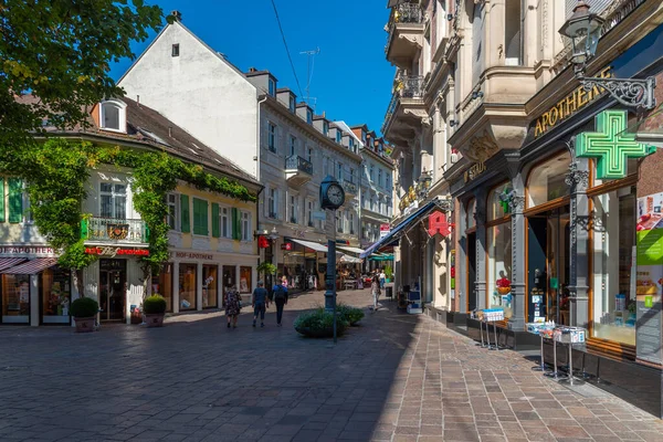 Baden Baden, 22 Eylül 2020: Almanya 'nın Baden Baden kasabasında insanlar geziniyor