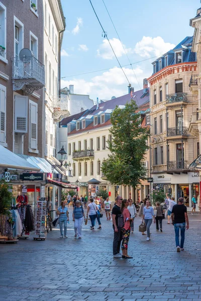 Baden Baden, 22 Eylül 2020: Almanya 'nın Baden Baden kasabasında insanlar geziniyor
