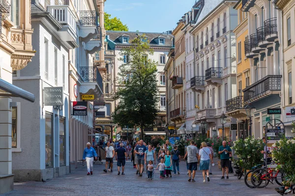 Baden Baden Września 2020 Ludzie Przechadzają Się Starym Mieście Baden — Zdjęcie stockowe