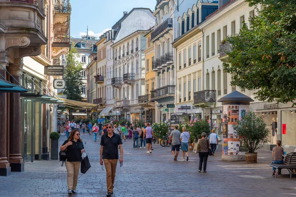 Baden Baden, 22 Eylül 2020: Almanya 'nın Baden Baden kasabasında insanlar geziniyor