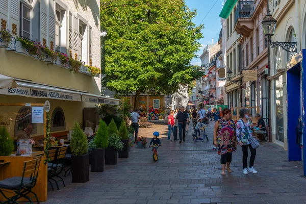 Baden Baden, 22 Eylül 2020: Almanya 'nın Baden Baden kasabasında insanlar geziniyor