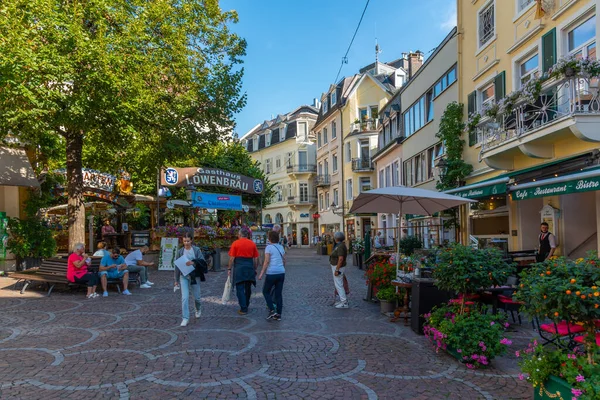 Baden Baden, 22 Eylül 2020: Almanya 'nın Baden Baden kasabasında insanlar geziniyor