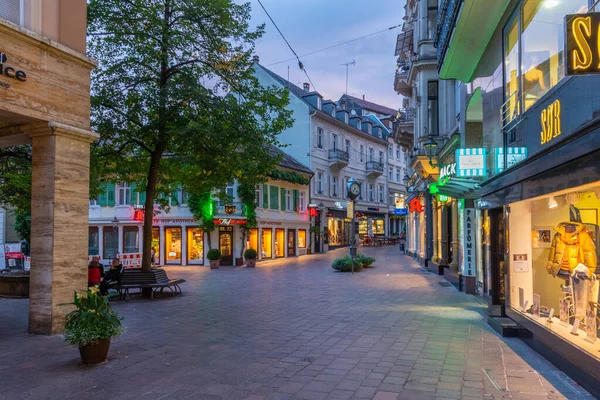 Baden Baden, 22 Eylül 2020: Almanya 'nın Baden Baden kentindeki bir sokağın gün batımı manzarası