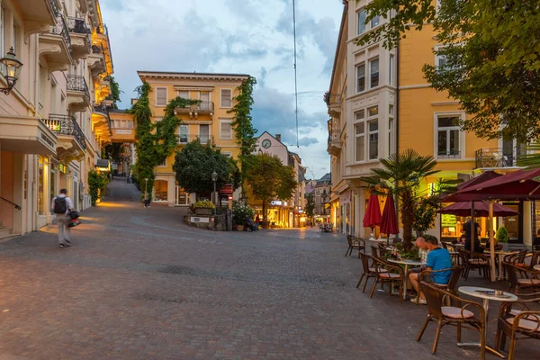 Baden Baden, 22 Eylül 2020: Almanya 'nın Baden Baden kentindeki bir sokağın gün batımı manzarası