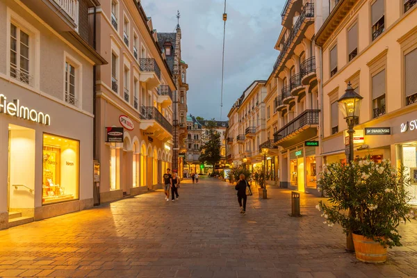Baden Baden, 22 Eylül 2020: Almanya 'nın Baden Baden kentindeki bir sokağın gün batımı manzarası