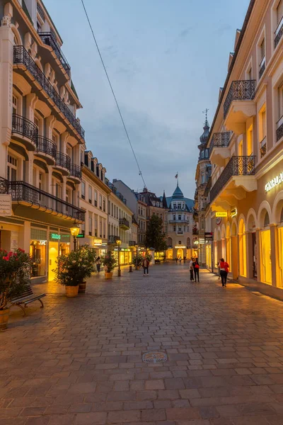 Baden Baden, 22 Eylül 2020: Almanya 'nın Baden Baden kentindeki bir sokağın gün batımı manzarası