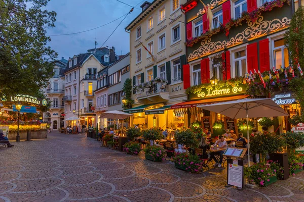 Baden Baden, 22 Eylül 2020: Almanya 'nın Baden Baden kentindeki bir sokağın gün batımı manzarası
