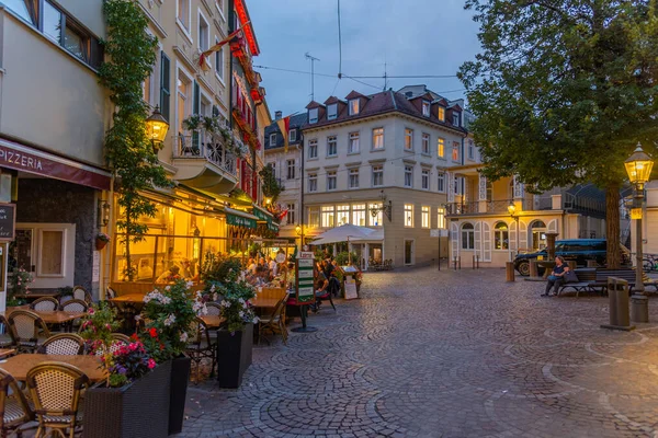 Baden Baden, 22 Eylül 2020: Almanya 'nın Baden Baden kentindeki bir sokağın gün batımı manzarası