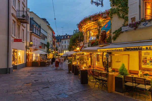 Baden Baden, 22 Eylül 2020: Almanya 'nın Baden Baden kentindeki bir sokağın gün batımı manzarası