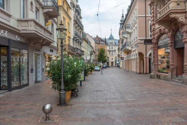 Baden Baden, 23 Eylül 2020: Almanya 'nın Baden Baden kasabasında insanlar geziniyor