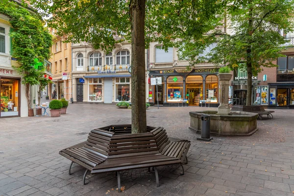 Baden Baden, 23 Eylül 2020: Almanya 'nın Baden Baden kasabasında insanlar geziniyor
