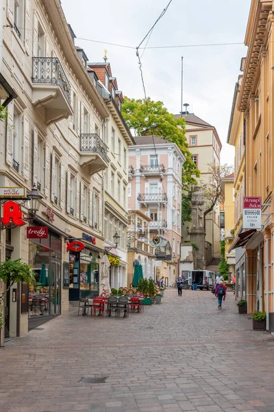 Baden Baden, 23 Eylül 2020: Almanya 'nın Baden Baden kasabasında insanlar geziniyor