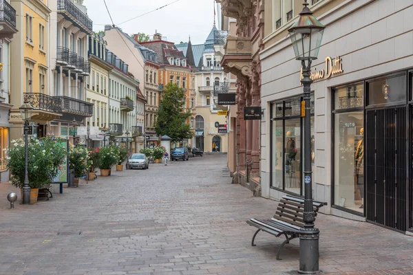 Baden Baden, 23 Eylül 2020: Almanya 'nın Baden Baden kasabasında insanlar geziniyor