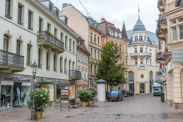 Baden Baden, 23 Eylül 2020: Almanya 'nın Baden Baden kasabasında insanlar geziniyor