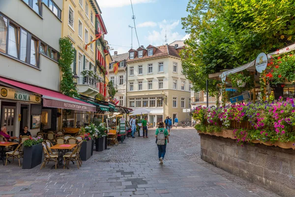 Baden Baden, 23 Eylül 2020: Almanya 'nın Baden Baden kasabasında insanlar geziniyor