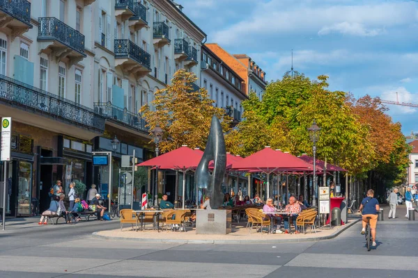 Baden Baden, 23 Eylül 2020: Almanya 'nın Baden Baden kasabasında insanlar geziniyor