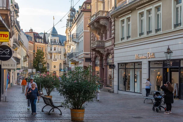 Baden Baden Września 2020 Ludzie Przechadzają Się Starym Mieście Baden — Zdjęcie stockowe