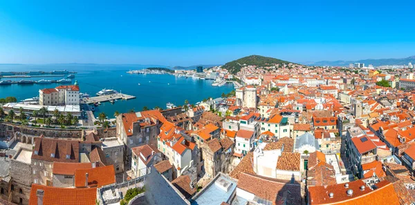 Split, Hırvatistan, 23 Temmuz 2020: Jadrolinija feribotları Split, Croati limanında demirliyor