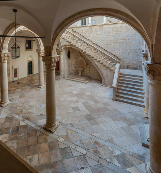 Dubrovnik, Hırvatistan, 26 Temmuz 2020: Dubrovnik, Croati 'deki Rektör Sarayı' nın iç avlusu