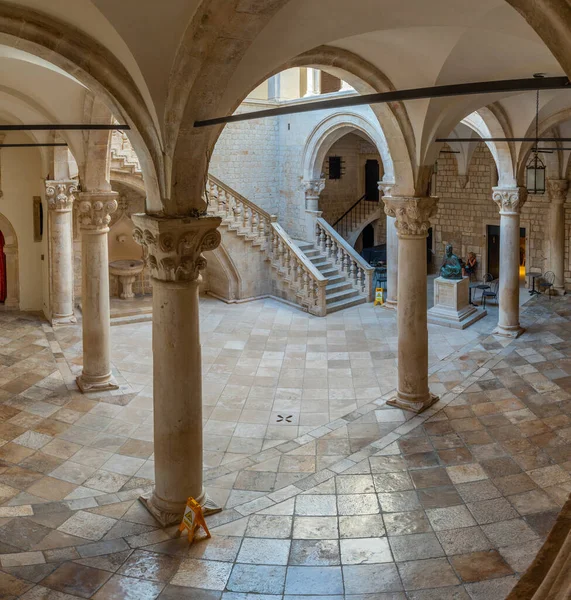 Dubrovnik, Hırvatistan, 26 Temmuz 2020: Dubrovnik, Croati 'deki Rektör Sarayı' nın iç avlusu