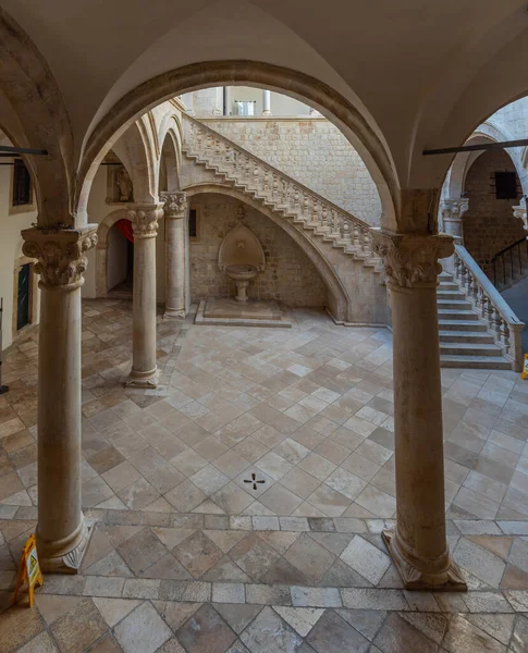 Dubrovnik, Hırvatistan, 26 Temmuz 2020: Dubrovnik, Croati 'deki Rektör Sarayı' nın iç avlusu