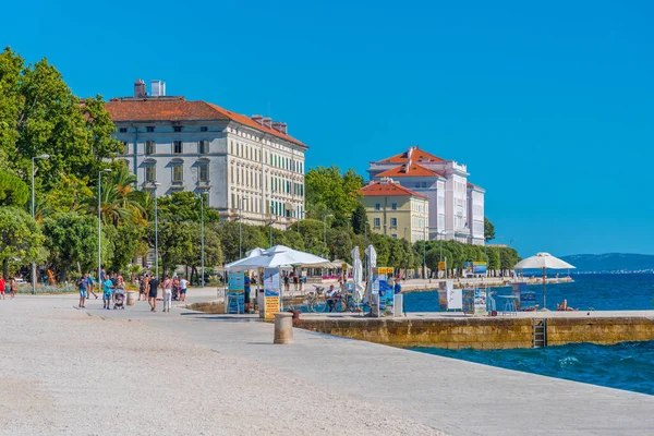 Zadar, Hırvatistan, 19 Temmuz 2020: Hırvat Zadar kentinin tarihi kesimindeki Riva gezinti alanında insanlar geziniyor