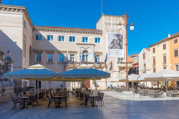 Zadar, Hırvatistan, 19 Temmuz 2020: Hırvatistan 'ın Zadar kentindeki Narodni trg meydanının manzarası