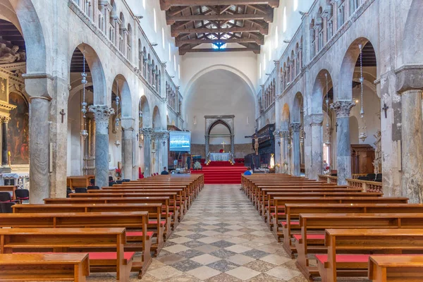 Zadar, Hırvatistan, 19 Temmuz 2020: Hırvatistan 'ın Zadar kentindeki Saint Marija kilisesinin içi