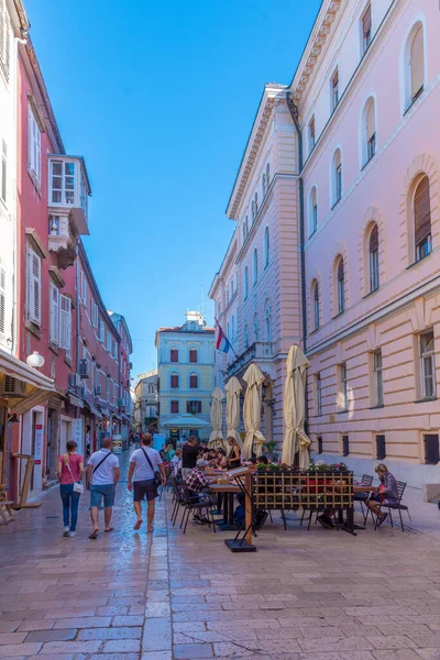 Zadar, Hırvatistan, 19 Temmuz 2020: Hırvatistan 'ın eski Zadar kentinde bir yaya caddesi manzarası