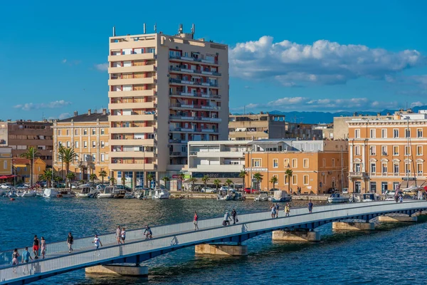 Задар Хорватия Июля 2020 Люди Переходят Градски Мост Сторону Старого — стоковое фото
