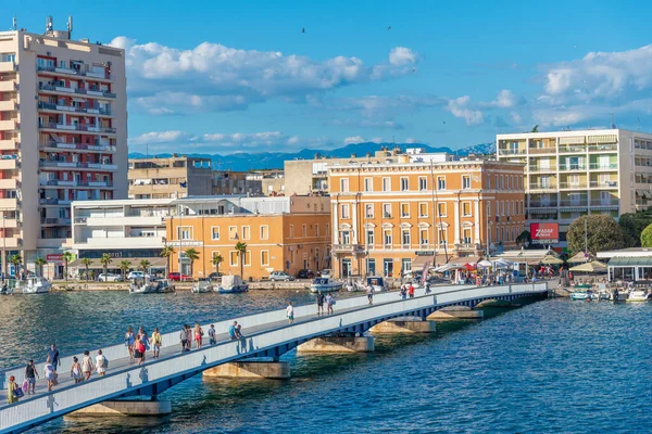Zadar, Hırvatistan, 19 Temmuz 2020: İnsanlar Hırvatistan 'ın eski Zadar kentine giden en büyük köprüyü geçiyor